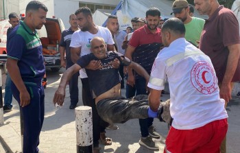 فلسطينيون ينقلون عدداً من الإصابات إلى مستشفى المعمداني في مدينة غزة