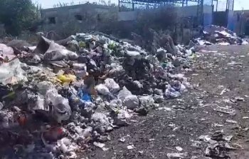 النفايات متراكمة في مخيم الرشيدية جنوبي لبنان