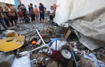 فلسطينيون يتفقدون خيام النازحين بعد استهداف طائرات الاحتلال الإسرائيلي لمدرسة تابعة للأونروا في منطقة السوارحة