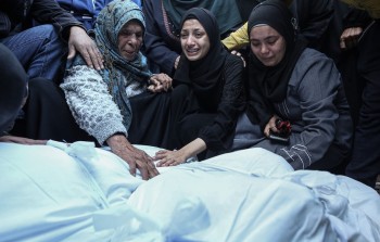 فلسطينيون يودعون أقاربهم الذين ارتقوا جراء قصف 