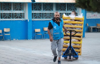 توفير الخبز للعائلات النازحة في مراكز الإيواء الطارئة بمدرستي بيت جالا وبير زيت - أونروا