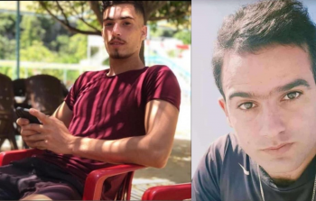 الشهيد فيصل أحمد مصطفى يظهر إلى اليمين في الصورة، بينما يظهر الشهيد محمد حسن حويلا إلى اليسار