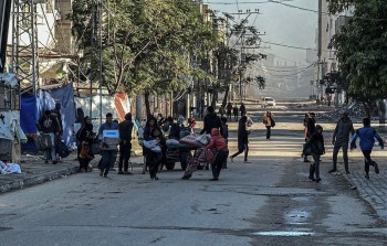 الفلسطينيون محاصرون تحت نيران القصف المدفعي في مخيم النصيرات وسط قطاع غزة