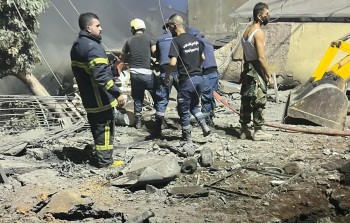 فرق الدفاع المدني الفلسطيني تقوم بواجبها خلال قصف ضاحية بيروت- أرشيفية