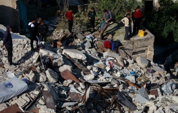 لسطينيون يتفقدون دمار منزل في قباطية قرب جنين بعد اقتحام الاحتلال