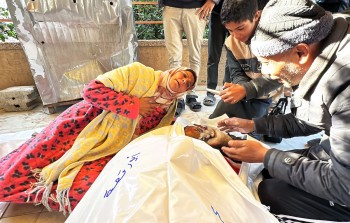 فلسطينية تودع ابنها الشهيد في خان يونس جنوبي قطاع غزة
