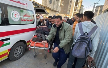نقل مصابين جراء مجزرة 