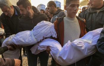 فلسطينيون يحملون أطفالهم الشهداء بالمستشفى المعمداني في غزة