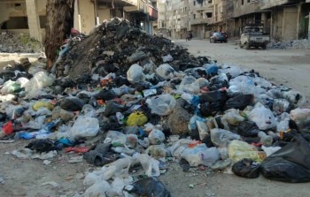 النفايات في مخيم اليرموك جنوب العاصمة السورية دمشق