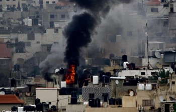 جيش الاحتلال يحرق المنازل في محيط مخيم جنين بالضفة الغربية