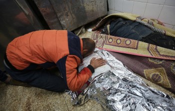 أب فلسطيني يبكي ابنته الشهيدة وسط قطاع غزة