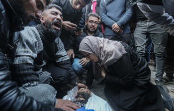 فلسطينيون يشيعون شهداء غارة إسرائيلية .jpg