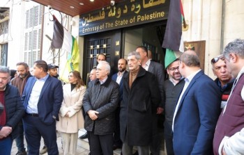 وقفة لسفير السلطة الفلسطينية في دمشق دعماً لعمليتها ضد المقاومين في مخيم جنين