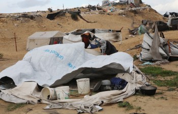 تطاير خيام النازحين في خان يونس جنوبي قطاع غزة