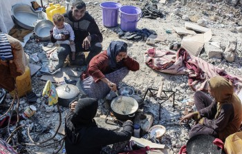 فلسطينيون يعيشون على أنقاض منازلهم المدمرة في مخيم جباليا شمال غزة