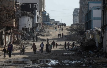نازحون فلسطينيون قرب مدرسة لـ 