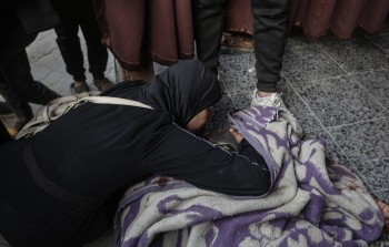 فلسطينية تودع شهيداً في حي الزيتون جنوبي غزة - السبت 15-3-2025