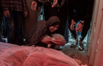 سيدة فلسطينية تبكي شهداء المجرزة 