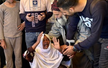 مسنّة فلسطينية تبكي شهداء المجازر 