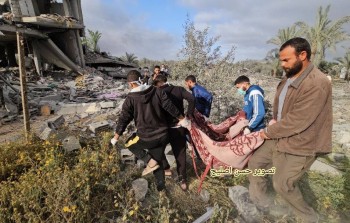 نقل شهيد في خان يونس جنوبي قطاع غزة