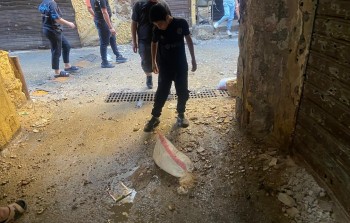 أطفال يتجولون فوق آثار الاشتباكات في مخيم شاتيلا