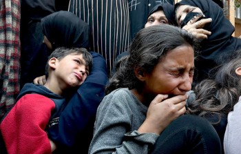 أطفال يبكون خلال وداع أفراد عائلاتهم الذين استشهدوا جراء القصف 