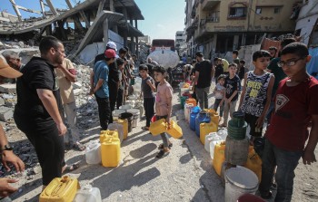 فلسطينيون يصطفون للحصول على المياه وسط انهيار الخدمات وتواصل الحصار