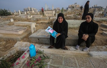 عائلات فلسطينية تحيي طقوس العيد بزيارة قبور أحبّائها في مقبرة بمدينة غزة صباح اليوم