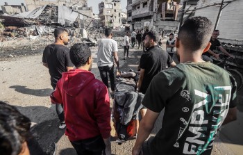 فرق الدفاع المدني تنتشل شهداء وجرحى بعد قصف مبنى للنازحين قرب محطة وقود في مدينة غزة