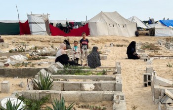فلسطينيون في غزة يستقبلون العيد فوق قبور الشهداء