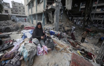 فلسطينيون يتفقدون دماراً خلفته غارة 