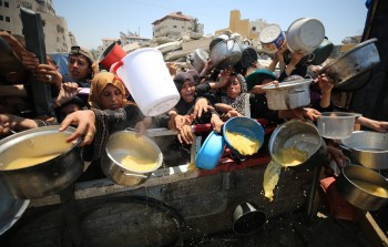 فلسطينيون يتجمعون للحصول على وجبات مجانية من 