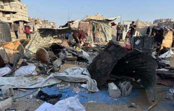 فلسطينيون يتفقدون آثار الدمار بخان يونس بعد غارات الاحتلال على خيام النازحين جنوب غزة