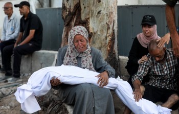 فلسطينيون يشيعون جثامين شهداء في مستشفى الشفاء بمدينة غزة.
