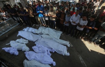 فلسطينيون يشيعون جثامين عدد من الشهداء في مستشفى الشفاء الطبي بمدينة غزة