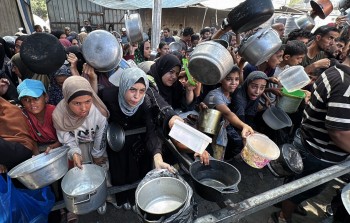فلسطينيون يتجمعون للحصول على الطعام من 