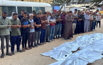 تشييع شهداء في مستشفى العودة وسط قطاع غزة (APA)