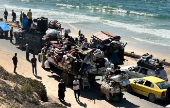 عائلات فلسطينية تنزح الى جنوب قطاع غزة بعد تكثيف عمليات القصف على مدينة غزة