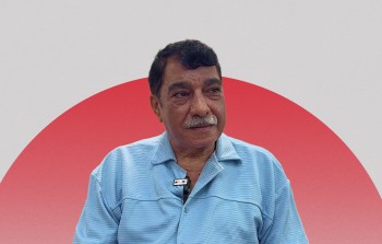 الحلاق الفلسطيني خالد عوض، المعروف اليوم كأقدم حلاق في مخيم عين الحلوة