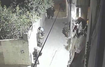 قوات الاحتلال تعتقل عددًا من الشبان خلال اقتحام مخيم الفوار جنوب الخليل