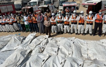 فلسطينيون يصلّون على جثامين شهداء مجهولي الهوية قبل دفنها في مقبرة جماعية