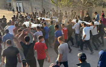 فلسطينيون يشيعون عدداً من الشهداء في مستشفى شهداء الأقصى بدير البلح