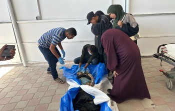 عائلة تتسلّم جثامين أبنائها في مستشفى ناصر بخان يونس بعد تسليمها عبر الصليب الأحمر الدولي