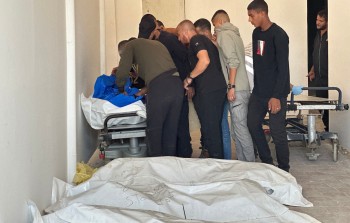 جثامين شهداء فلسطينيين سلمها الاحتلال يتم التعرف عليها  في مستشفى ناصر جنوبي قطاع غزة