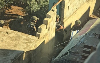 من مداهمة جنود الاحتلال لبيوت الفلسطينيين في بلدة عقابا بطوباس شمالي الضفة الغربية