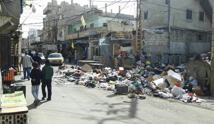 صورة تجمع النفايات امام العيادة الاولى للاونروا في الشارع الفوقاني لمخيم عين الحلوة