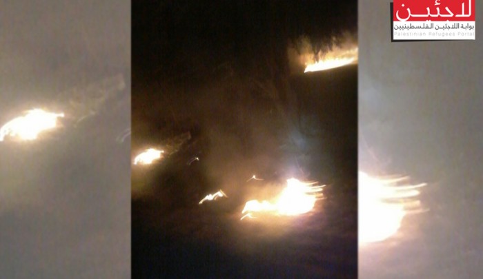 اندلاع الحرائق في منازل المدنيين اثر قصف روسي في مخيم خان الشيح