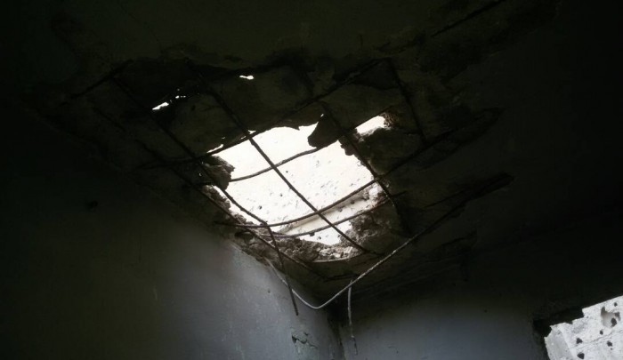 آثار قصف سابق على أحياء مخيّم درعا 