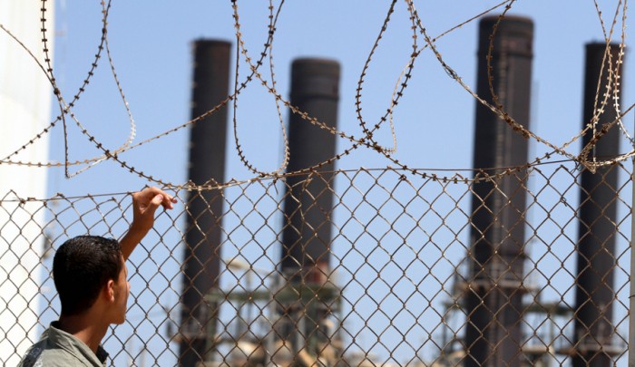 الاحتلال يُهدد السلطة بنيّته إعادة الكهرباء لقطاع غزة
