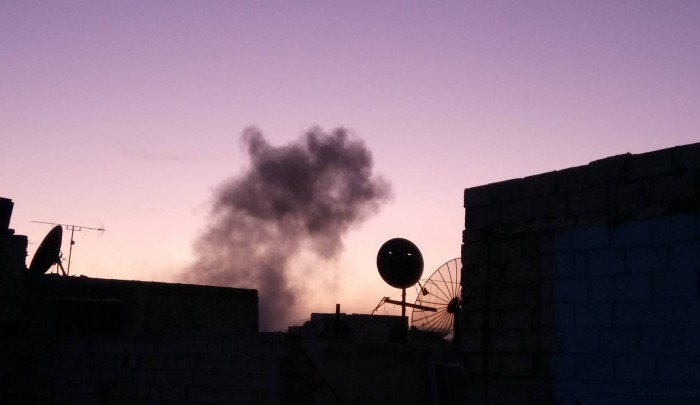 صورة أرشيفية أثناء قصف احدى مناطق مخيم اليرموك